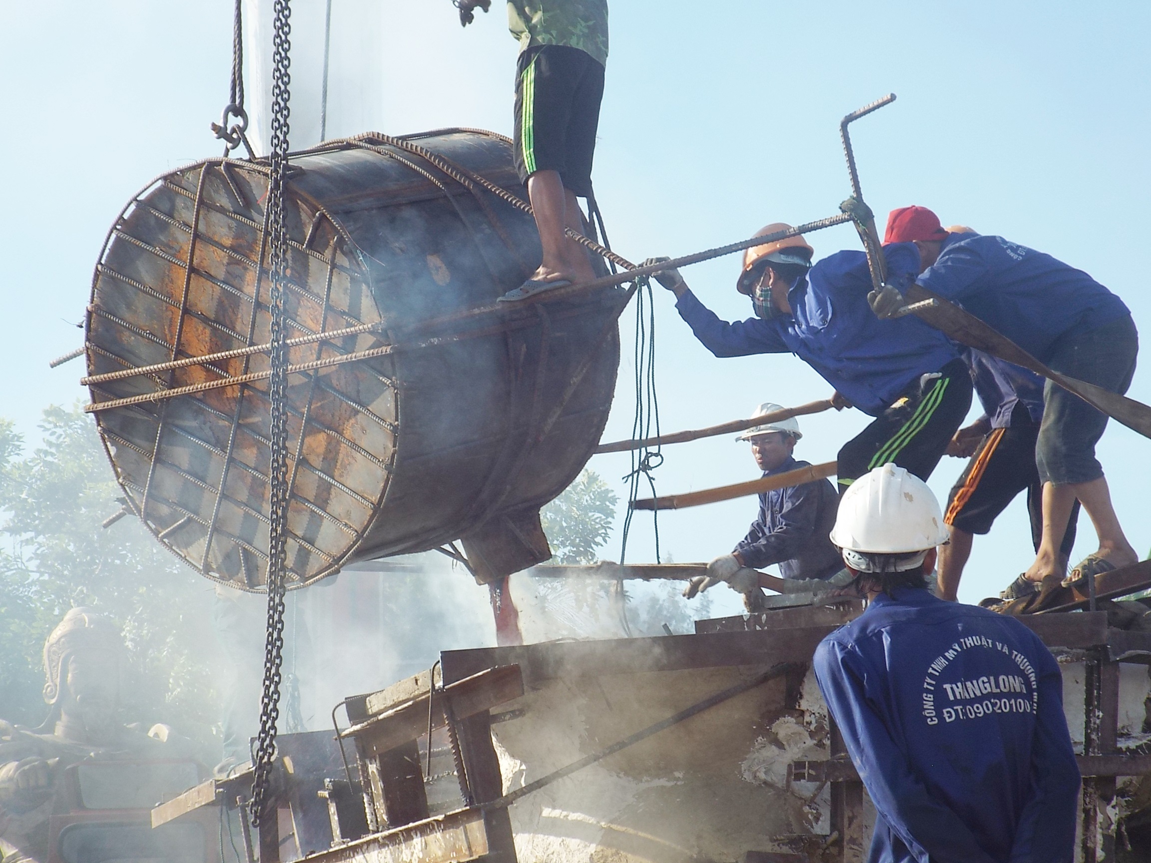 Mẻ đồng đầu tiên được rót vào khuôn.