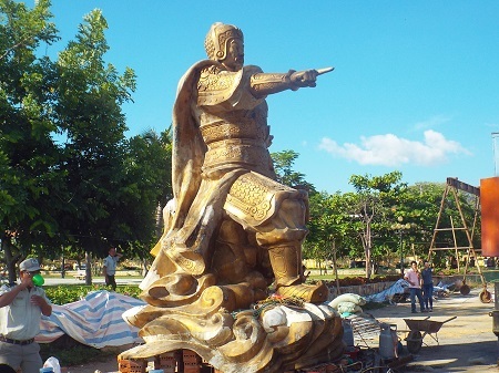 Bức tượng Đức thánh Trần Hưng Đạo mẫu cũ để đúc tượng mới.