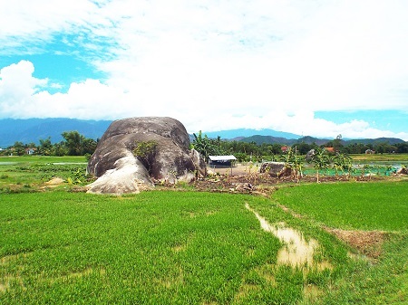 Hòn đá vàng ở vùng bị sét đánh.