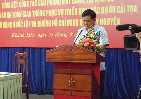 Bộ trưởng Bộ GTVT Đinh La Thăng báo cáo tại Hội nghị.