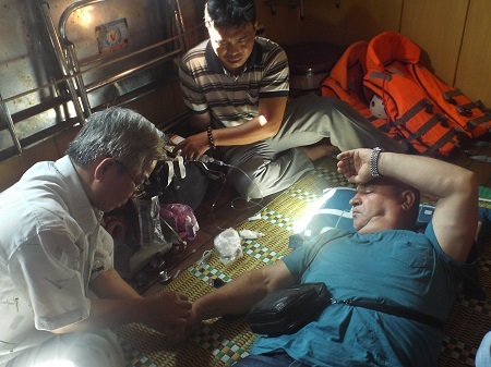 Các bác sỹ tiến hành sơ cứu cho ông Georgi Angelo ngay trên tàu,