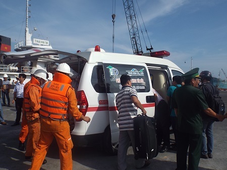 Xe cứu thương tại cảng Nha Trang chuẩn bị đưa nạn nhân đến bệnh viện.