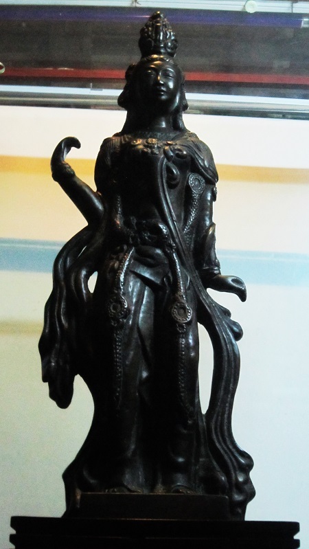 Khi về đêm, pho tượng đổi sang màu đen.