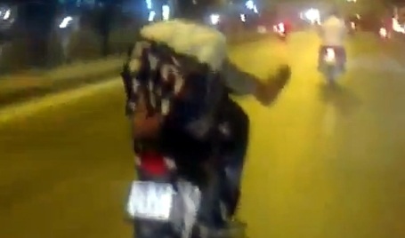 Hà Nội: Nam thanh niên vừa cởi áo, vừa lái xe bằng chân - 1 Hình ảnh ngẫu hứng của nam thanh niên cắt ra từ clip.
