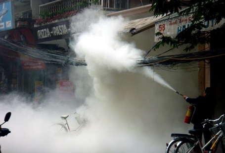 Người dân dùng bình cứu hỏa dập lửa ngay khi phát hiện vụ việc.