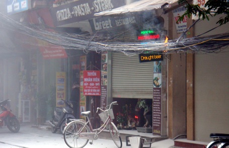 Ngọn lửa bùng lên sau khi được dập tắt.