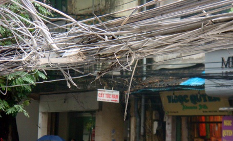 Một đoạn dây điện bị thiêu trơ lõi.