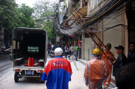 Nhân viên điện lực có mặt, khắc phục sự cố.