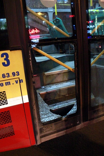 Cửa sau xe buýt vỡ vụn.