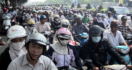 Hàng ngàn phương tiện kẹt cứng.