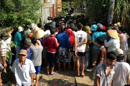 Hàng trăm người dân vây kín hiện trường theo dõi vụ việc.