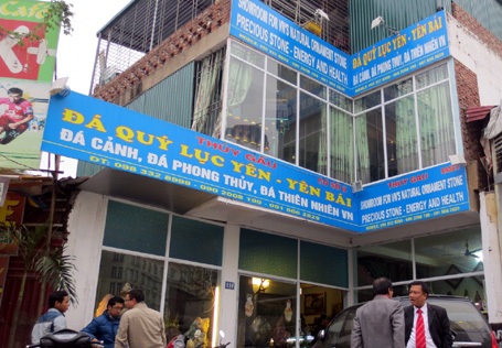 Hà Nội: 5.000 lít rượu bổ dương “ẩn” trong cửa hàng đá phong thủy - 1 Căn nhà nơi phát hiện hàng nghìn lít rượu bổ dương không nguồn gốc.