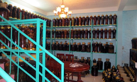 Hà Nội: 5.000 lít rượu bổ dương “ẩn” trong cửa hàng đá phong thủy - 2 Kho rượu trên tầng 2.