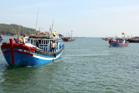 Lai dắt tàu cá QNg 90133-TS vào cảng Sa Kỳ.