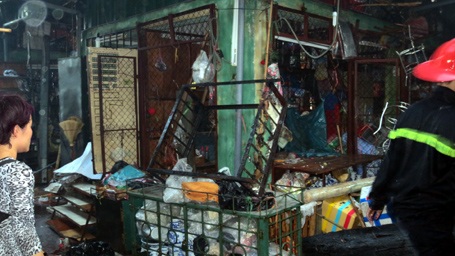 Hà Nội: Hoảng loạn vì cháy chợ Đồng Tâm - 1 Nhiều gian hàng bị thiêu rụi.