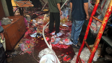 Hà Nội: Hoảng loạn vì cháy chợ Đồng Tâm - 2 Nước cứu hỏa lênh láng cùng với nhiều đồ đạc vương vãi.