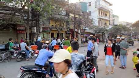 Hà Nội: Hoảng loạn vì cháy chợ Đồng Tâm - 3 Đoạn đường Đại La được phong tỏa để phục vụ công tác chữa cháy.