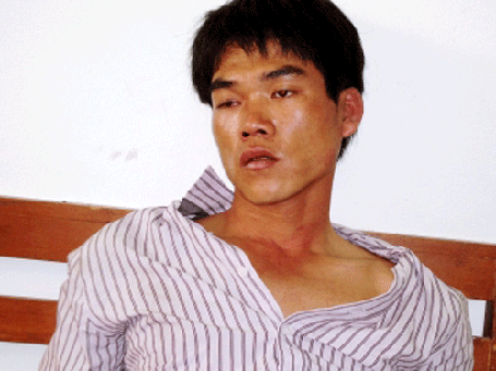 Bị truy bắt, tên cướp tự kết liễu đời mình - 1 Đối tượng Phạm Anh cùng vật chứng bị thu giữ tại Công an TP Cà Mau.