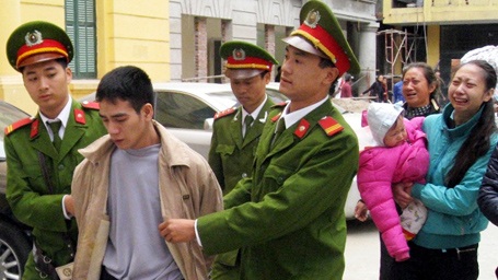 Nghịch tử giết bố mẹ đẻ giữa đêm khuya hầu tòa - 1 Vợ con kêu khóc chạy theo, Thắng vẫn không ngoái lại một lần
