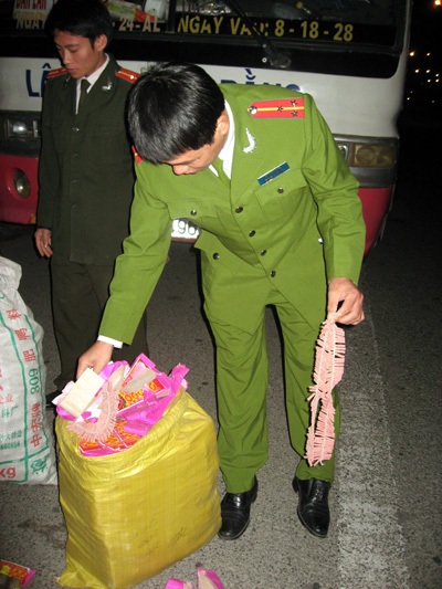Hà Nội: Xe khách chở nửa tấn pháo bị bắt trong đêm - 1 Công an Hà Nội bắt vụ pháo siêu khủng trong đêm.