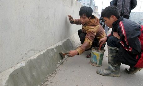 Hà Nội: Rao vặt trái phép, 6 thanh niên bị phạt lao động công ích - 3 Nhóm thanh niên tự nguyện lao động công ích, xóa quảng cáo do mình viết.