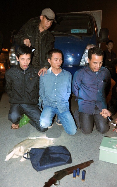 3 đối tượng trên xe tải cùng khẩu súng tang vật.