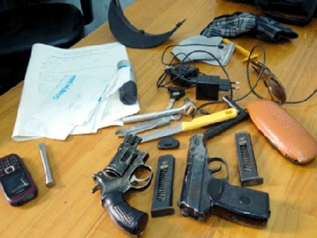 Bị truy bắt, tên cướp tự kết liễu đời mình - 2 Đối tượng Phạm Anh cùng vật chứng bị thu giữ tại Công an TP Cà Mau.