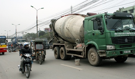 Hà Nội: Bị xe trộn bê tông chèn qua, vợ chết, chồng nguy kịch - 2 Chiếc xe trộn bê tông đỗ cách hiện trường không xa.