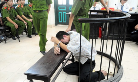 Đặng Trần Hoài diễn trò trong phiên tòa sơ thẩm.