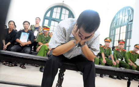 Đặng Trần Hoài cúi mặt, bịt tai không muốn nghe HĐXX thuật lại tội ác man rợ của mình.