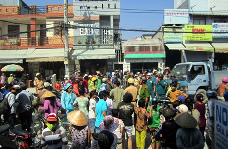 Người dân hiếu kỳ quây kín khu vực xảy ra tai nạn.