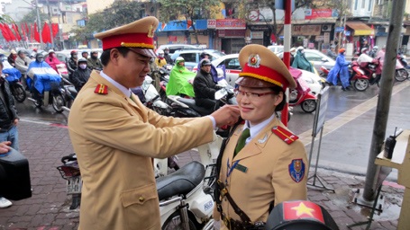 Những "bóng hồng" CSGT ngày đầu xuống đường - 3 Những bóng hồng CSGT ngày đầu xuống đường