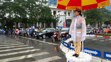 Những "bóng hồng" CSGT ngày đầu xuống đường - 1 Những bóng hồng CSGT ngày đầu xuống đường