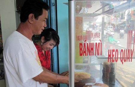 Hoàn lương nhờ “Thắp sáng niềm tin” - 2 Anh Dũng và vợ sắp cưới bên xe bánh mì.