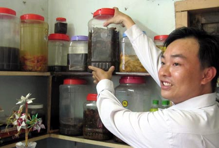 Hoàn lương nhờ “Thắp sáng niềm tin” - 1 Anh Bình đã hoàn lương hiện hành nghề bốc thuốc nam có uy tín ở TP Nha Trang.