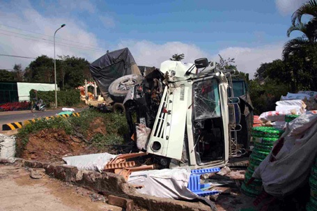 Ô tô tải lật nhào, bốc cháy gần cây xăng - 1 Hiện trường vụ tai nạn.