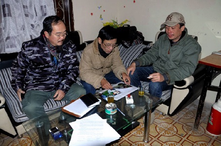 “Bác sĩ hoa súng” bị người lạ bắn súng uy hiếp - 1 “Bác sĩ hoa súng” Hoàng Nhuận Cầm (giữa) hoang mang sau khi sự việc xảy ra.