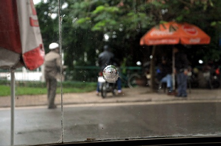 “Bác sĩ hoa súng” bị người lạ bắn súng uy hiếp - 2 Dấu vết trên cửa kính nhà hàng nơi xảy ra vụ việc.