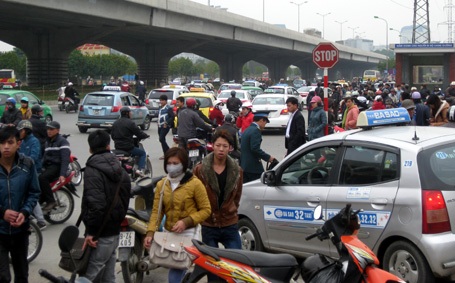 Người và phương tiện bủa vây bến xe Mỹ Đình.