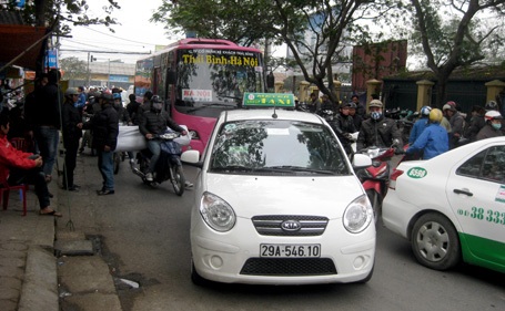 Chen chúc trên lối vào bến.