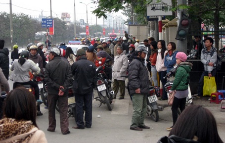 Ngóng chờ người thân trước cổng bến xe Giáp Bát.