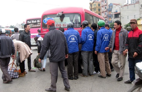 Mỗi khi xe khách vào bến trả khách, cánh xe ôm lại quây kín.