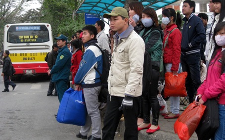 Dài cổ chờ xe buýt.