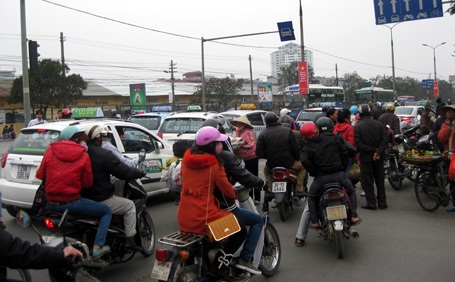 Cảnh hỗn loạn trước cổng bến xe Giáp Bát.