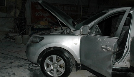 Bơm nhầm dầu thành xăng, xế hộp bốc cháy dữ dội sát cây xăng - 4 Nhiều bộ phận của chiếc ô tô bị hư hỏng.
