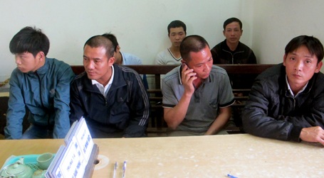 Hà Nội: Quét vét hàng chục “cò mồi” tại bến xe Giáp Bát - 1 Các đối tượng bị bắt quả tang có hành vi chèo kéo khách.