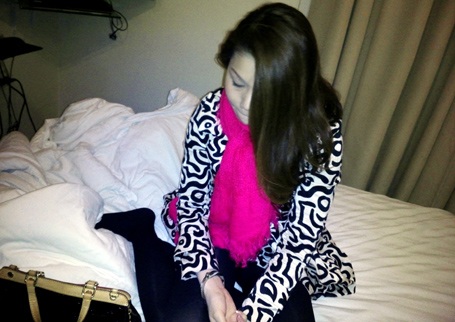 Một trong 3 gái bán dâm bị bắt quả tang.