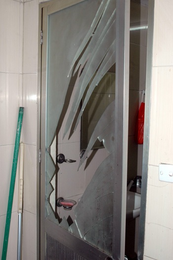 Hà Nội: Hàng chục côn đồ "quậy tưng", đánh cụ bà 90 nhập viện - 2 Nhóm côn đồ hung hãn phá cửa nhà vệ sinh để hành hung cụ bà 90 tuổi.