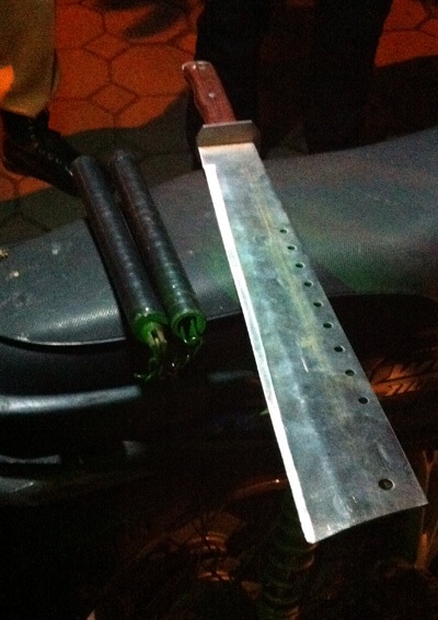 Hà Nội: Thầy giáo dạy võ mang đao và côn nhị khúc trong ba lô - 2 Đao và côn nhị khúc bị phát hiện, thu giữ.