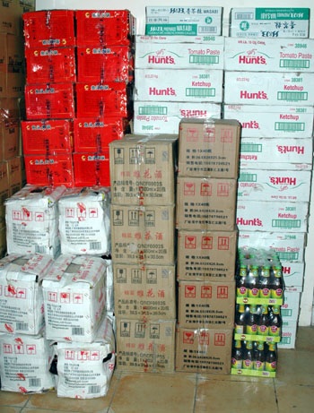Hàng ngàn hộp gia vị không rõ nguồn gốc “suýt” vào nồi lẩu - 1 Số hàng lậu bị thu giữ.